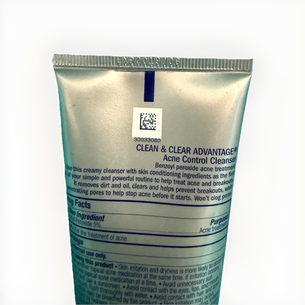 CLEAN & CLEAR Advantage Acne Control Moisturizer Cleanser 4 Oz READ EXP - Picture 3 of 3
